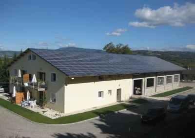 Maison avec panneaux solaires, exemple de projet écologique. Cliquez pour découvrir nos réalisations durables.