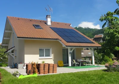 Maison avec panneaux solaires, exemple de projet écologique. Cliquez pour découvrir nos réalisations durables.