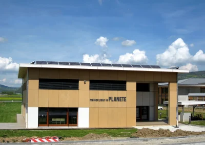 Bâtiment professionnel avec panneaux solaires, illustration de notre engagement en faveur du développement durable. Découvrez nos projets écologiques en un clic.