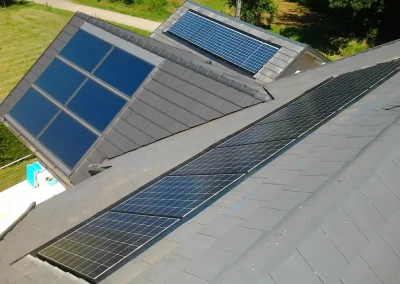 Maison avec panneaux solaires, exemple de projet écologique. Cliquez pour découvrir nos réalisations durables.