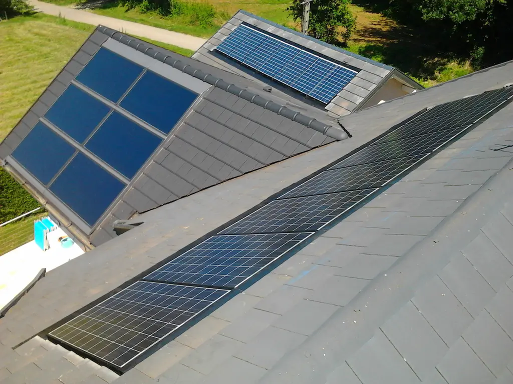 Maison avec panneaux solaires, exemple de projet écologique. Cliquez pour découvrir nos réalisations durables.