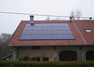 Maison avec panneaux solaires, exemple de projet écologique. Cliquez pour découvrir nos réalisations durables.