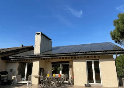 Maison avec panneaux solaires, exemple de projet écologique. Cliquez pour découvrir nos réalisations durables