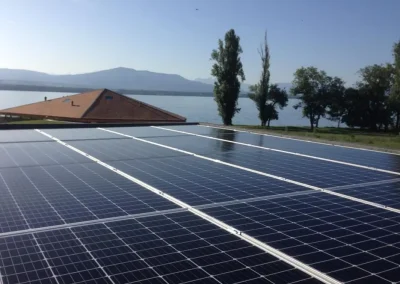 Maison avec panneaux solaires, exemple de projet écologique. Cliquez pour découvrir nos réalisations durables.