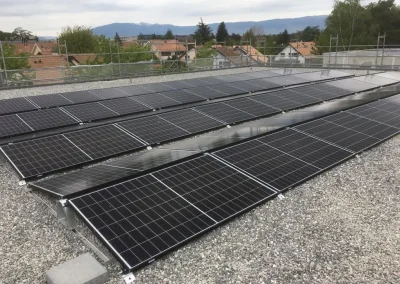 Maison avec panneaux solaires, exemple de projet écologique. Cliquez pour découvrir nos réalisations durables.