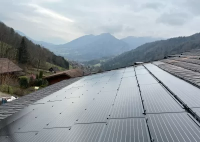 Installation photovoltaïque faites par Kanx avec vue en arrière plan